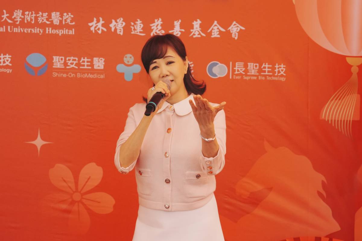 林增連慈善基金會董事長林嘉琪獻唱〈望春風〉，熟悉歌聲喚起長輩們往日的美好回憶。