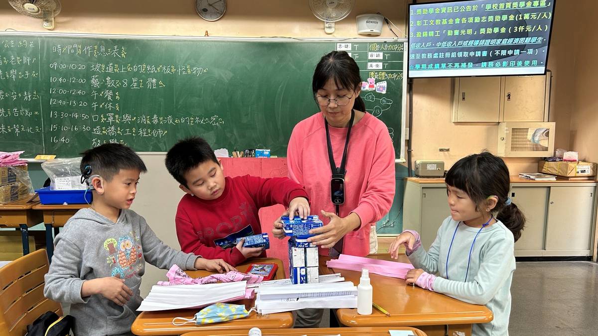 老師帶領學生用紙張設計橋梁，實驗比較不同結構的承重效果 (教育部提供)