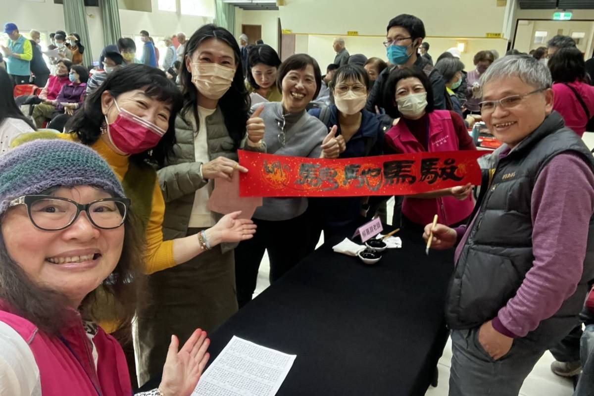 書法老師柳嘉淵與民眾合影.jpg