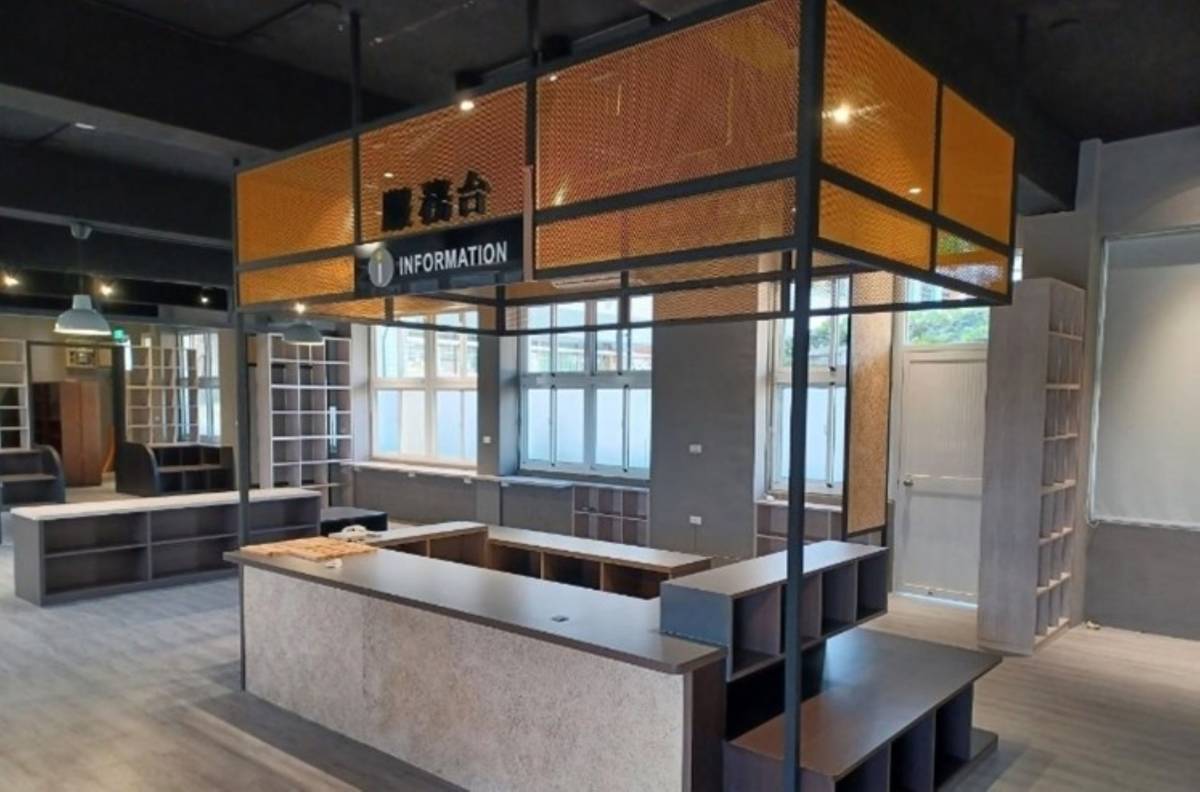 屏東縣復興國小社區共讀站服務臺結合吧臺閱讀座位與書籍展示功能