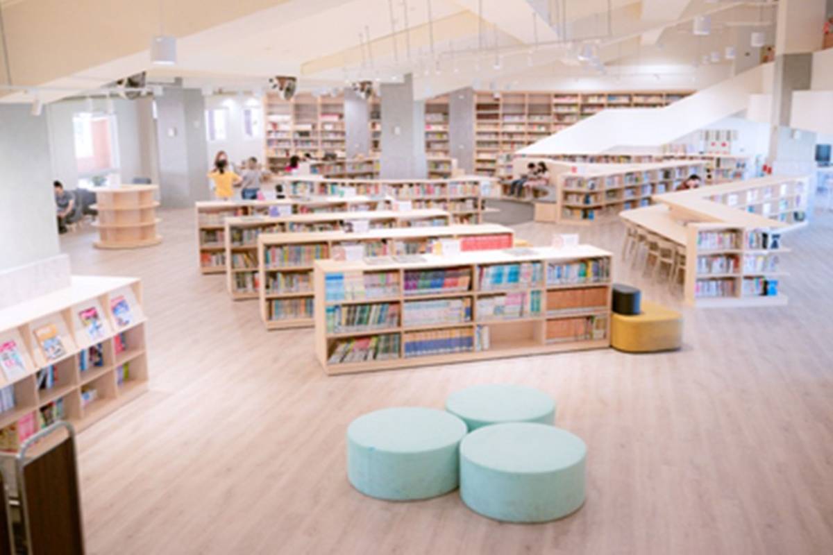 高雄市福山國小「日光書屋」社區共讀站明亮溫潤的空間設計