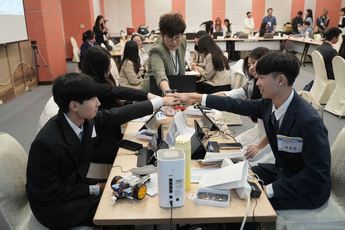 學生分組討論，展現跨校合作力