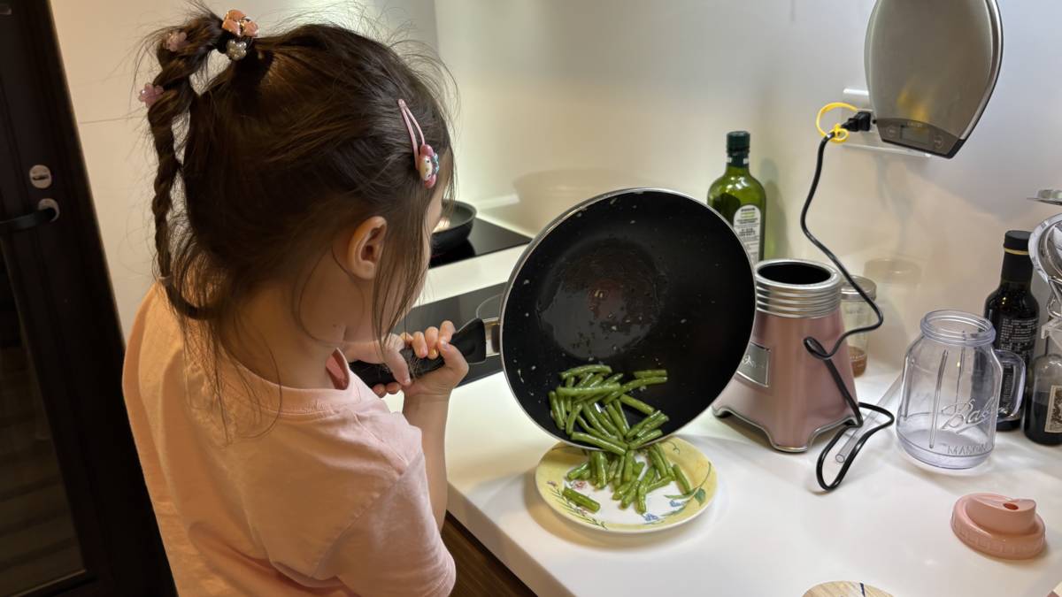 孩子種自己的菜，炒自己種的蔬菜