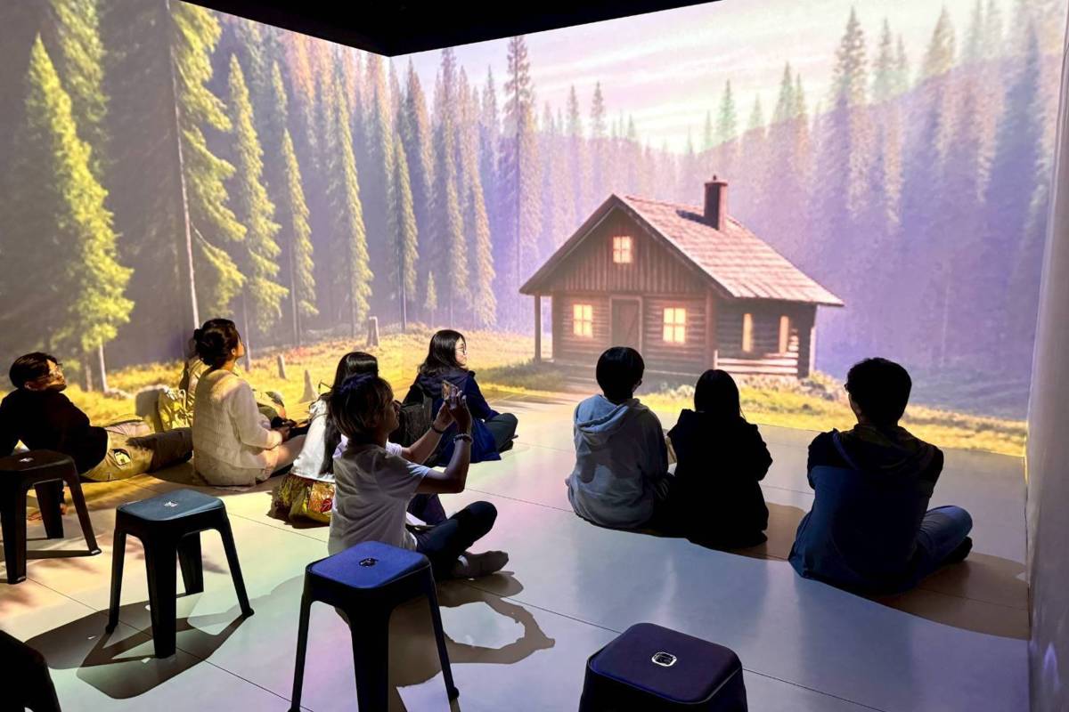 人育學程「講給暗眠聽」課程以異地共演方式發表，透過合唱藝術歌曲與AI影像交織，展現敘事與情感的「溫度」。(中原大學提供)