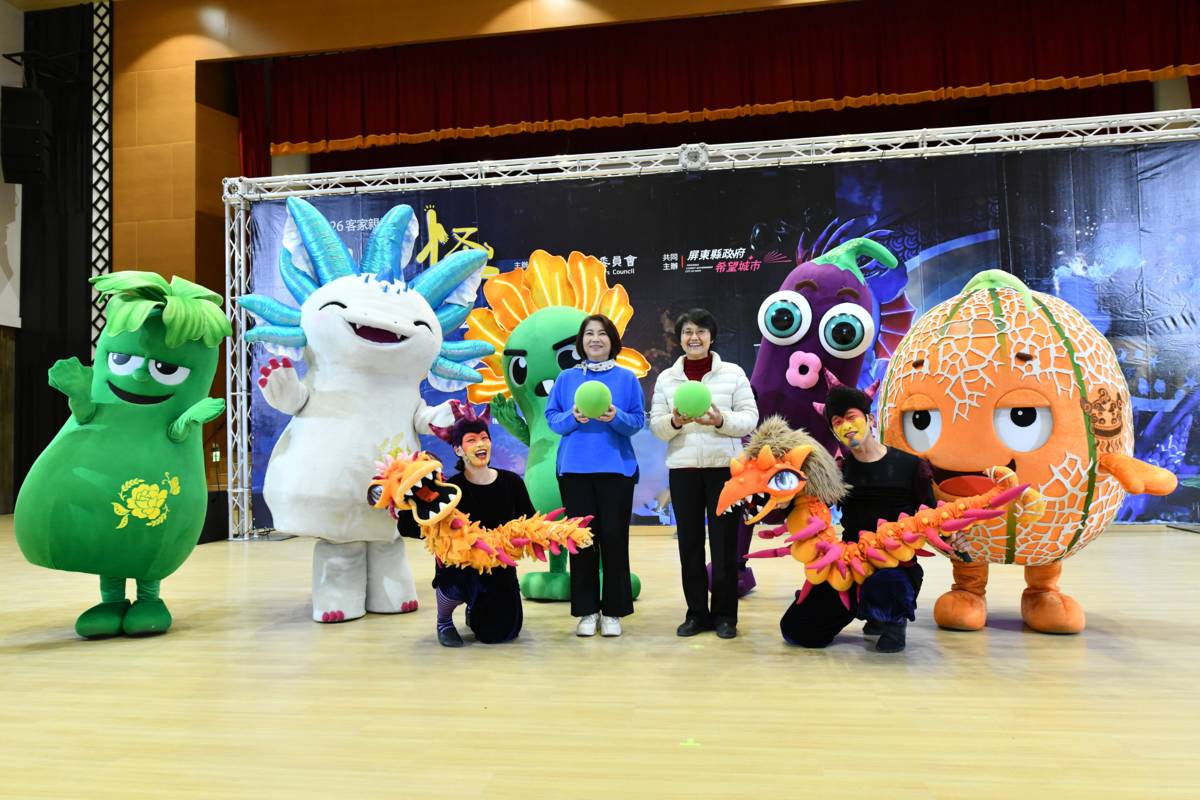 周春米縣長、古秀妃主委與燈怪朋友們合照