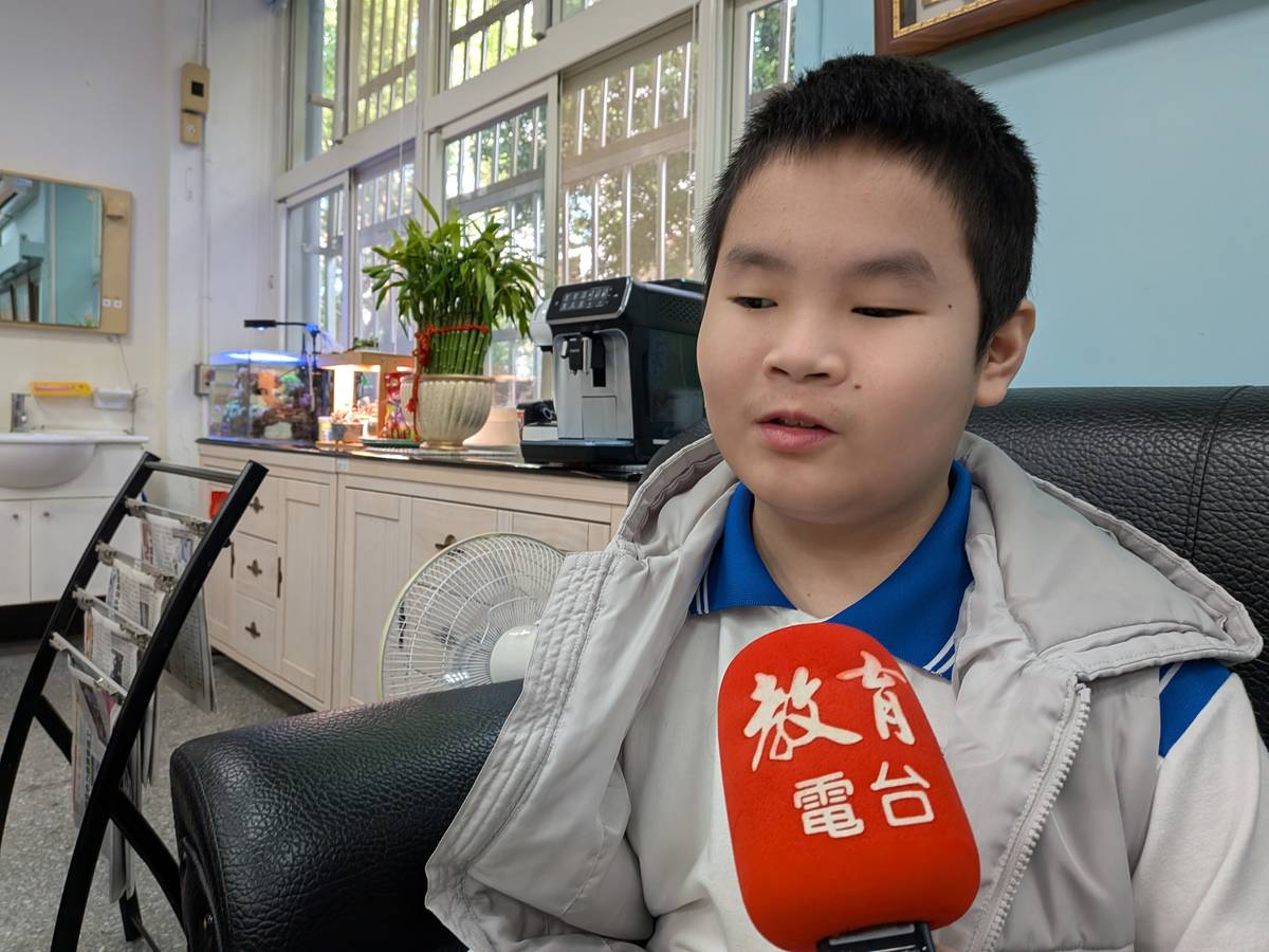 六年級學生張軒愷在自然、數學與英文期末考皆拿下滿分，獲得300元獎學金