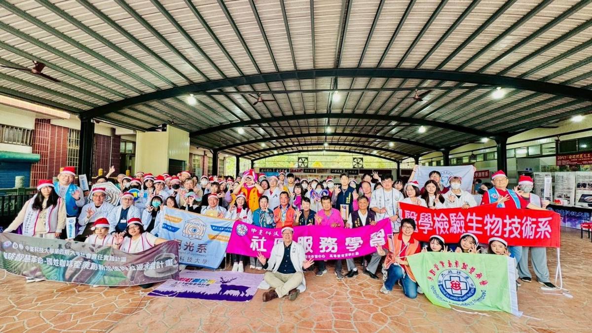 中臺科技大學師生合影 