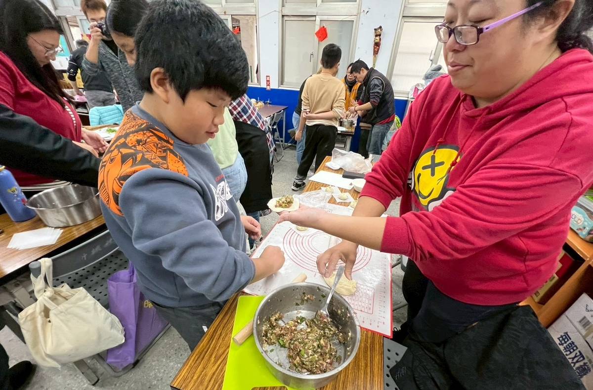 桃園市龍岡國小在日前舉辦「味道帶路．遷校記憶──感恩 × 眷村 × 客家麵點」親子手作活動  