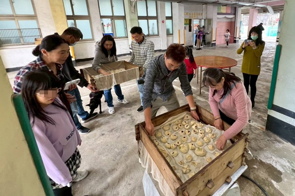 親師生從揉麵、包餡到蒸煮，實際體驗包子製作的完整過程