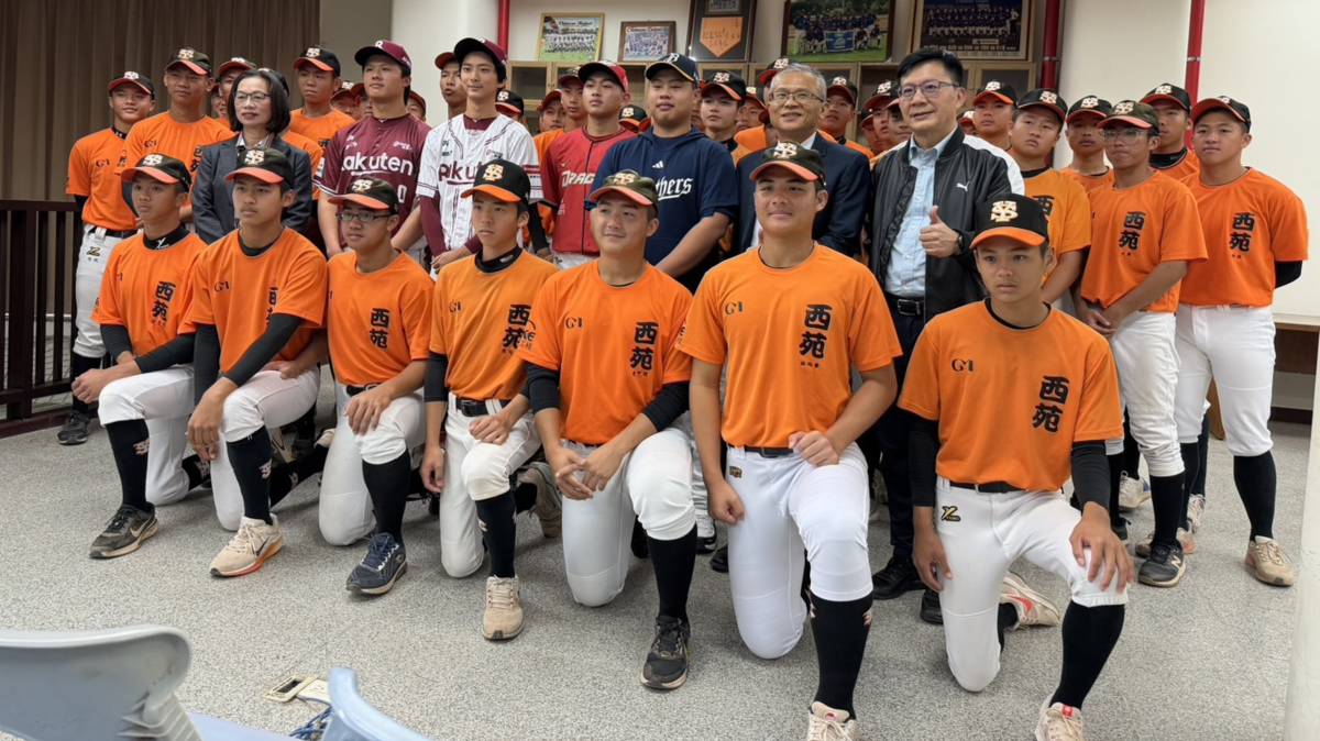 揮棒逐夢 中職新星捐款回饋母校西苑高中