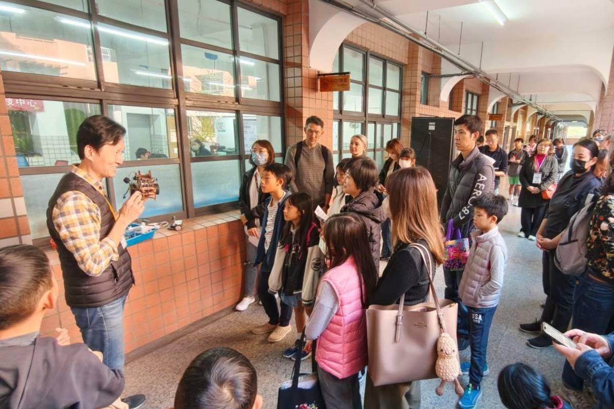 臺北市北投國中校園開放日，邀請國小學生和家長入校了解校園環境與課程