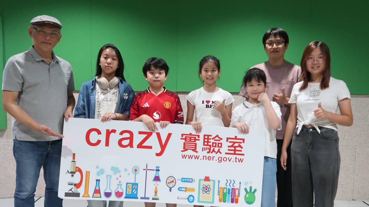 臺中市私立明道普霖斯頓小學科展團隊師生和主持人K博士(左一)、姍姍(右一)合影。