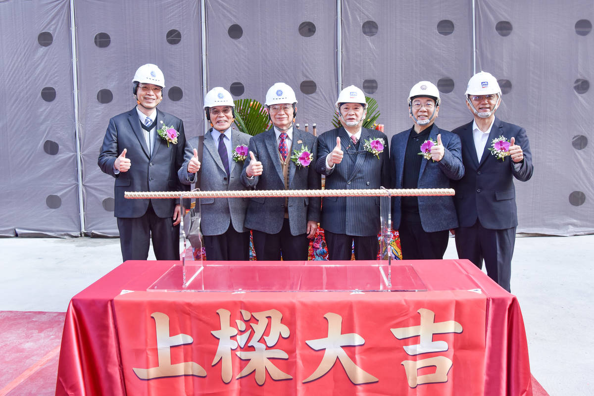 臺師大舉行「華語國際學舍」新建工程上梁典禮，由校長吳正己擔任主典官，率領校內一級主管及營監造團隊依循古禮祈福，象徵建築主體結構完成，工程朝向2027年完工、啟用目標邁進。(臺師大提供)