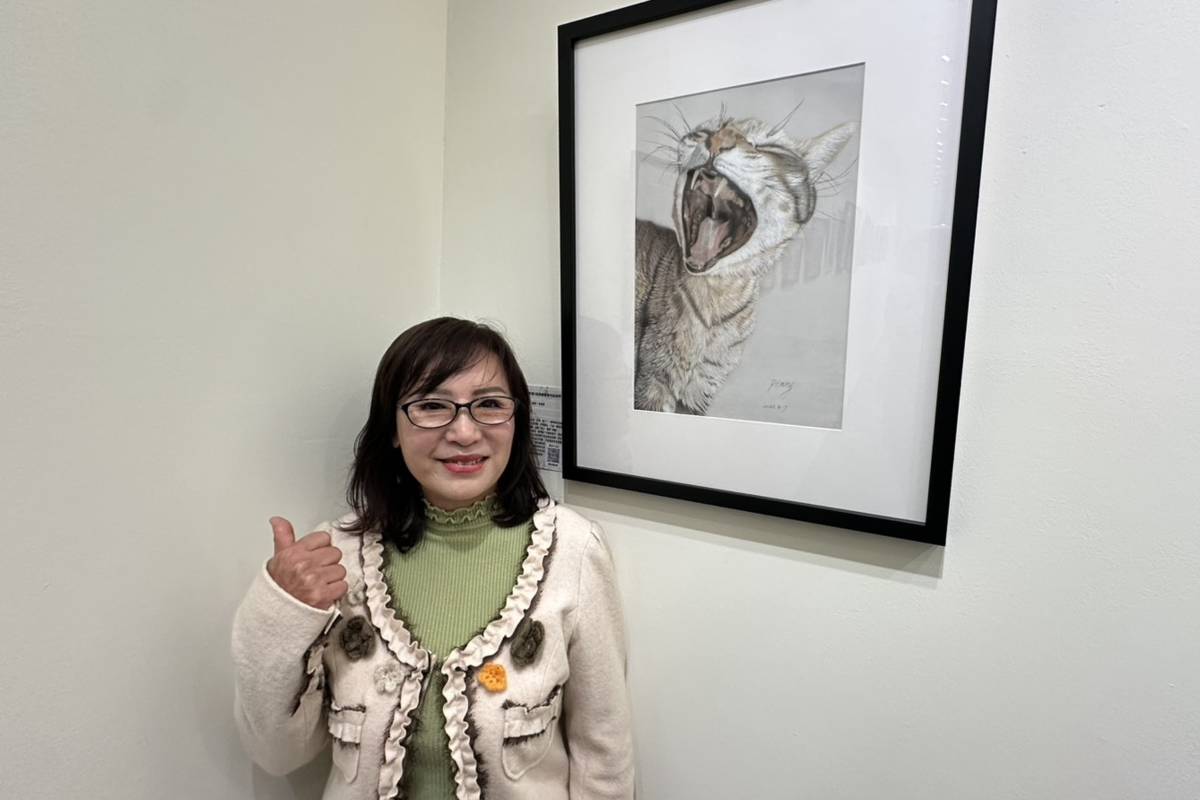 潘湘稜與其作品合影