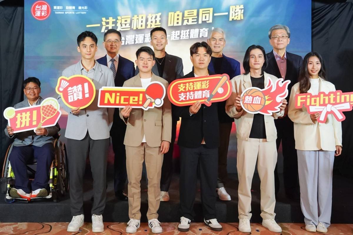 運動部李洋部長(後排左2)、黃啟煌政務次長(後排右2)、台灣運彩林博泰總經理(後排左1)、威剛科技林天瓊副總經理(後排右1)及多位運動國手，共同見證運動彩券對臺灣體壇的貢獻。(運動部提供)