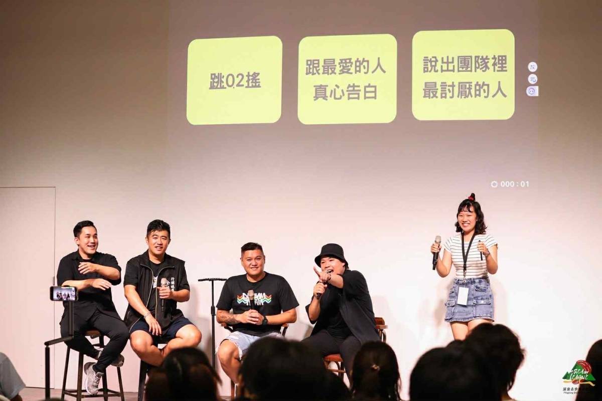 楊嫚妮(右)擔任活動主持人，以活潑自信的風格帶動現場氣氛