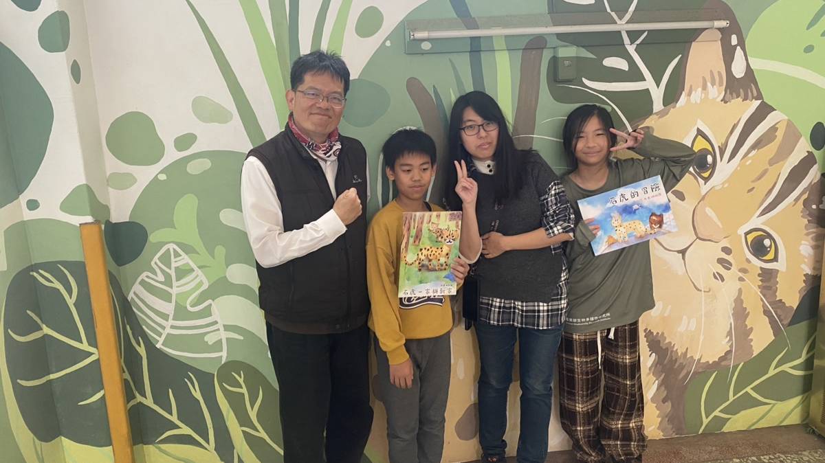 永昌國小校長及師生合影