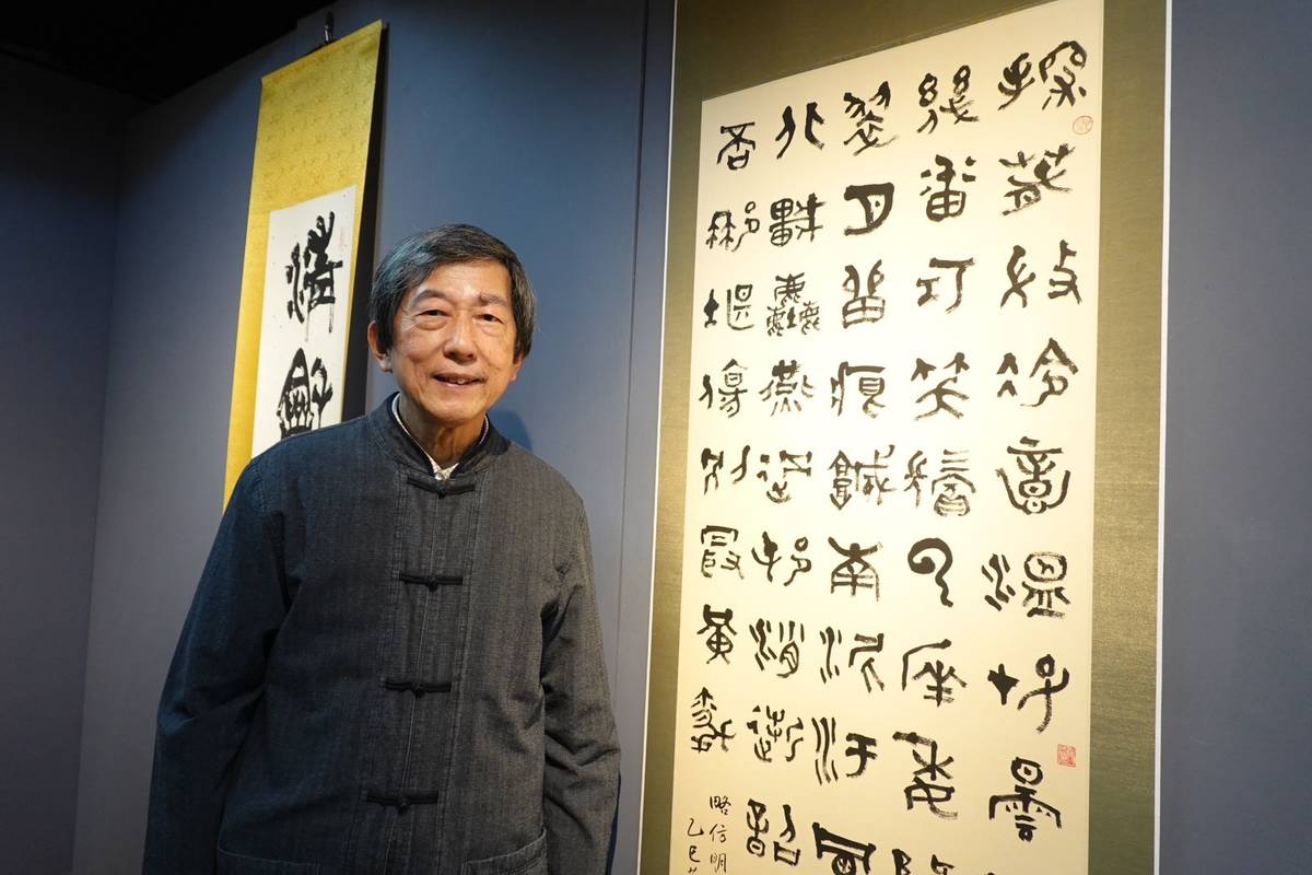 書法教育月刊社社長蔡明讚參展作品〈略仿名賢落花詩〉，他也提到書法人才流失的隱憂。(華梵大學提供)