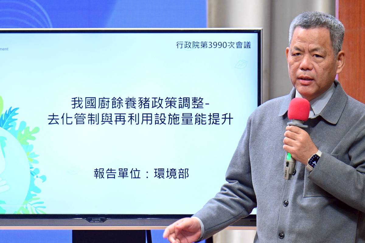 環境部環境管理署署長顏旭明說明廚餘去化處理。(行政院提供)