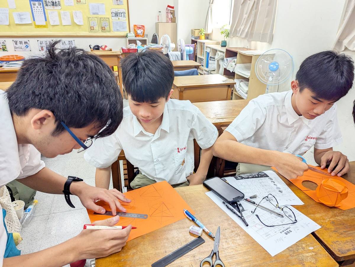 中山學校財團法人高雄市中山高級工商職業學校學生繪製多面體燈飾