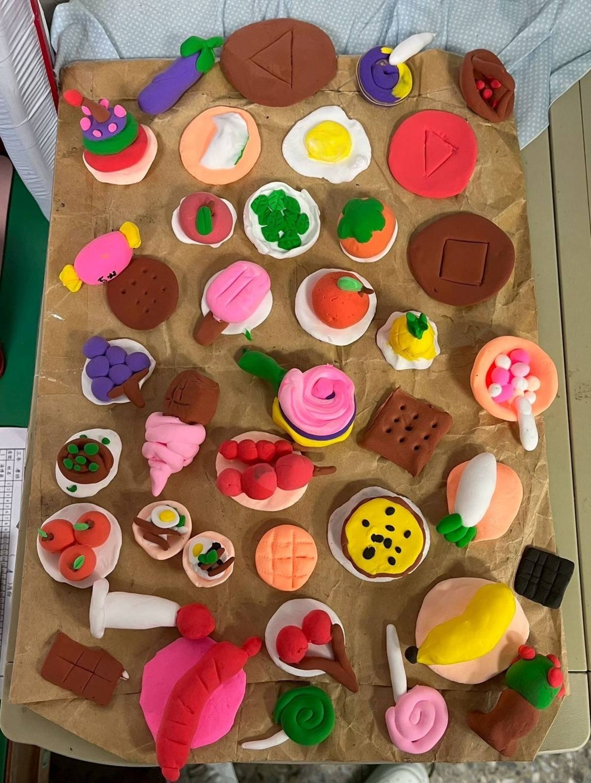 桃園市山豐國小學生發揮創意巧思製作祈福供品