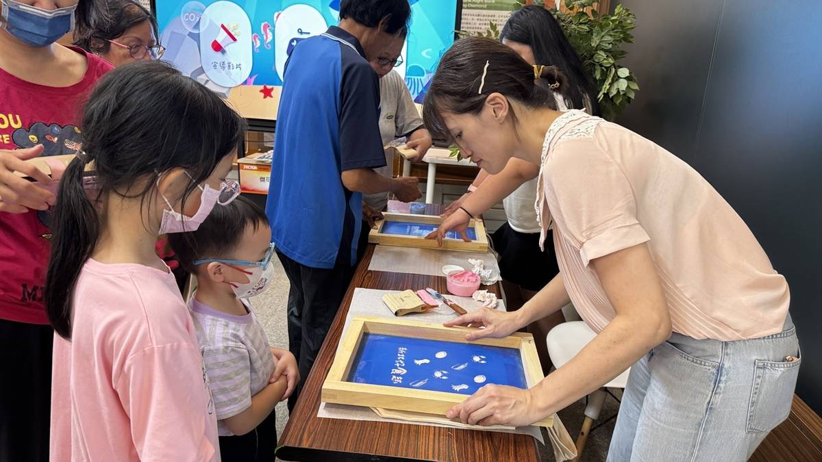 新北食農~動手絹印環保袋。(新北市政府教育局提供)