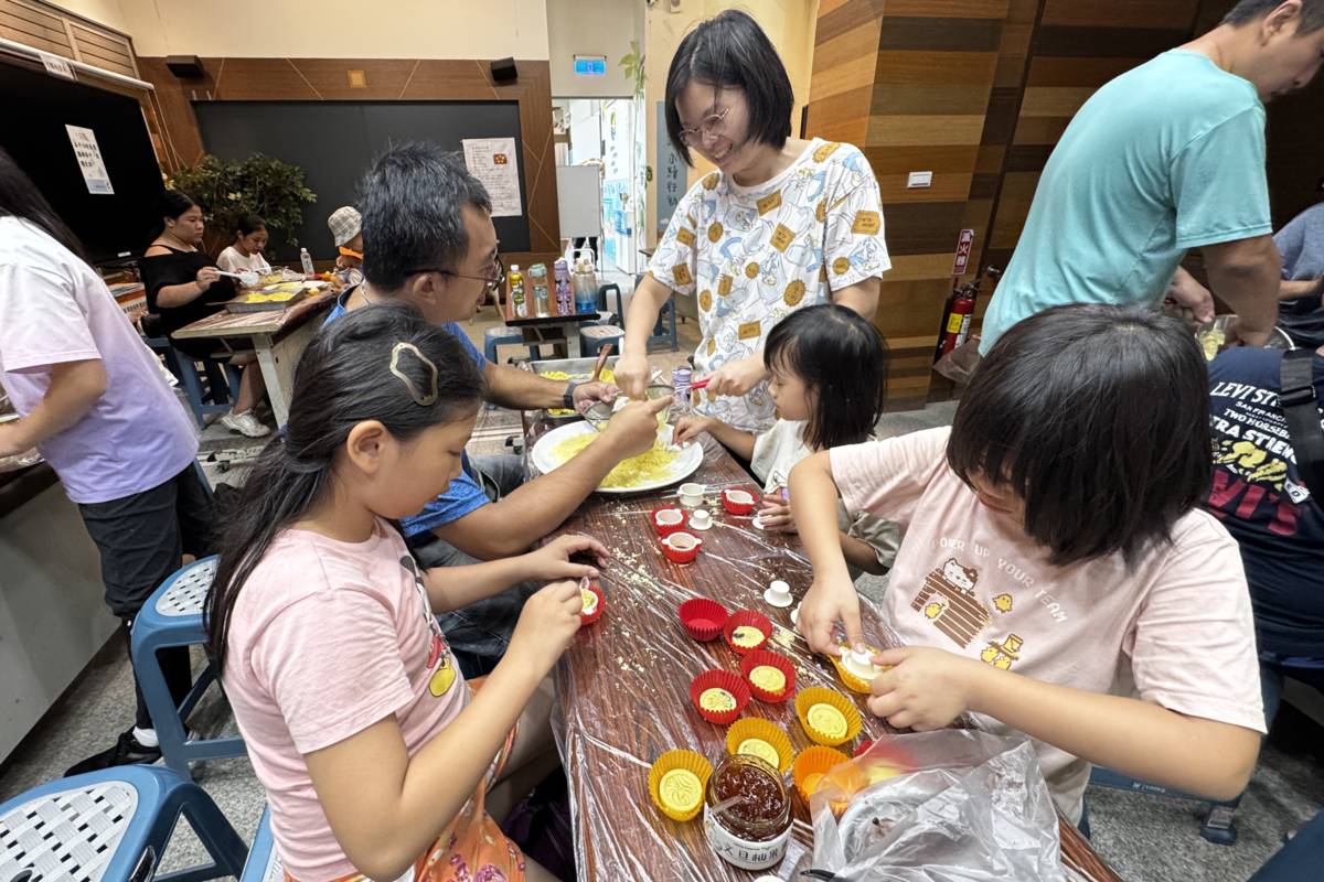 柚子美饌工坊~柚子月餅製作。(新北市政府教育局提供)