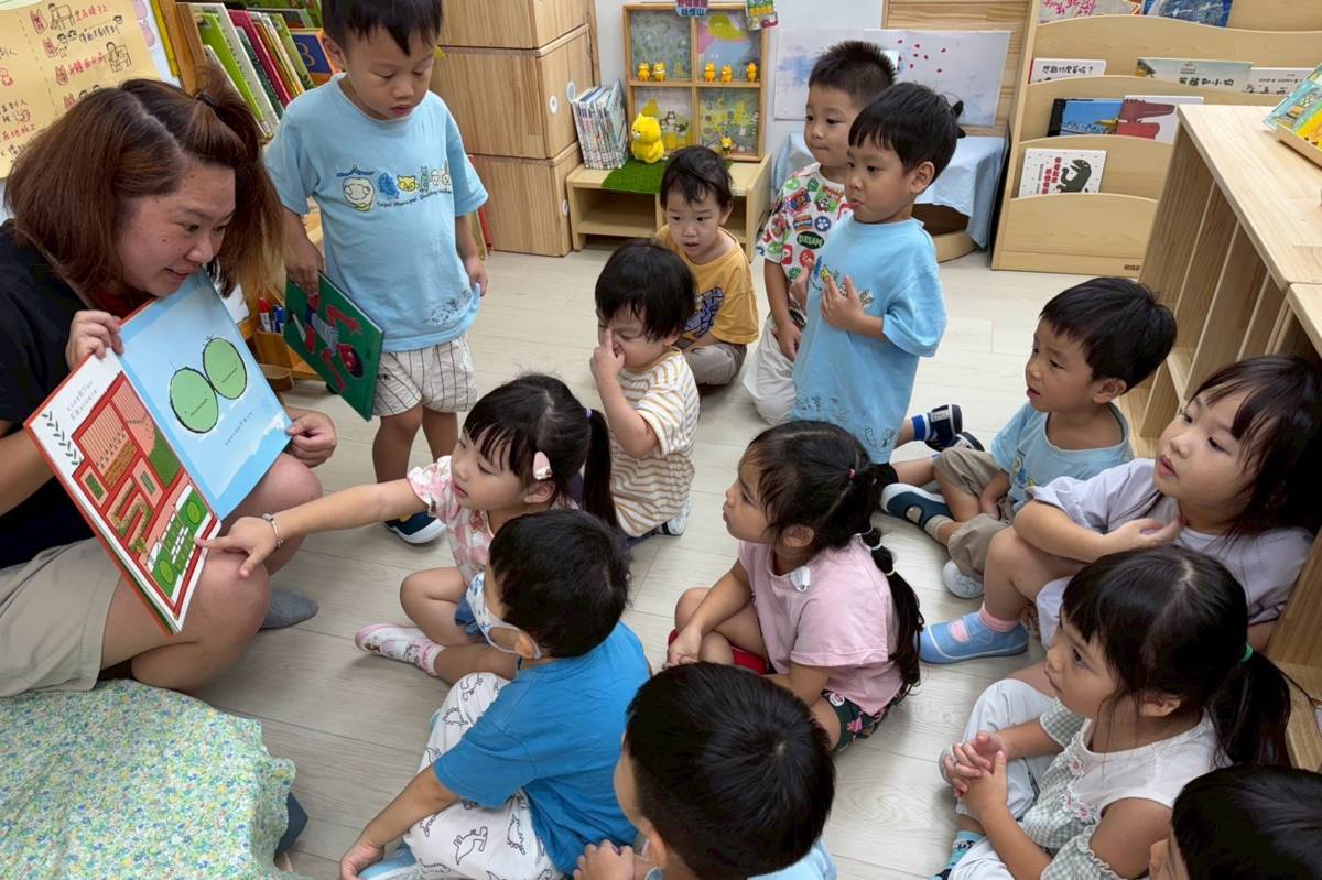 媽媽分享孩子最愛的故事。(北市教育局提供)