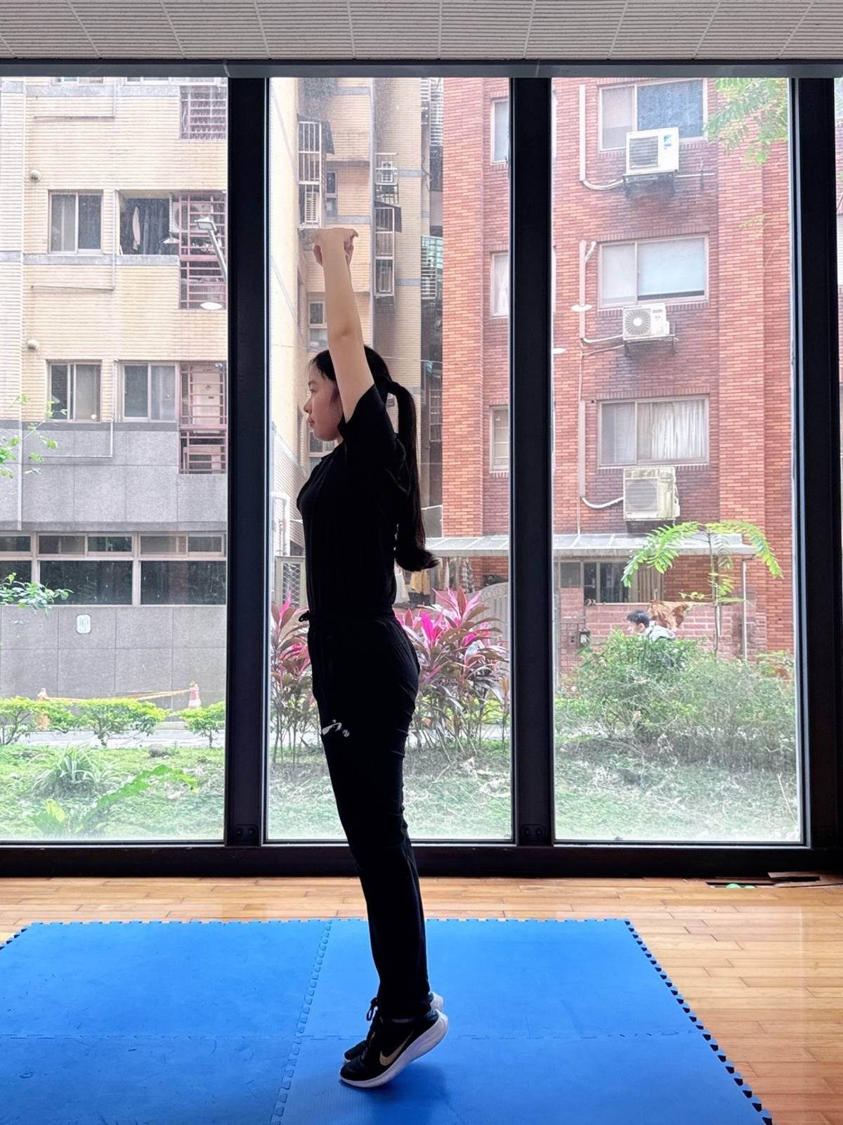 二站姿踮腳上舉伸展。(北市教育局提供)
