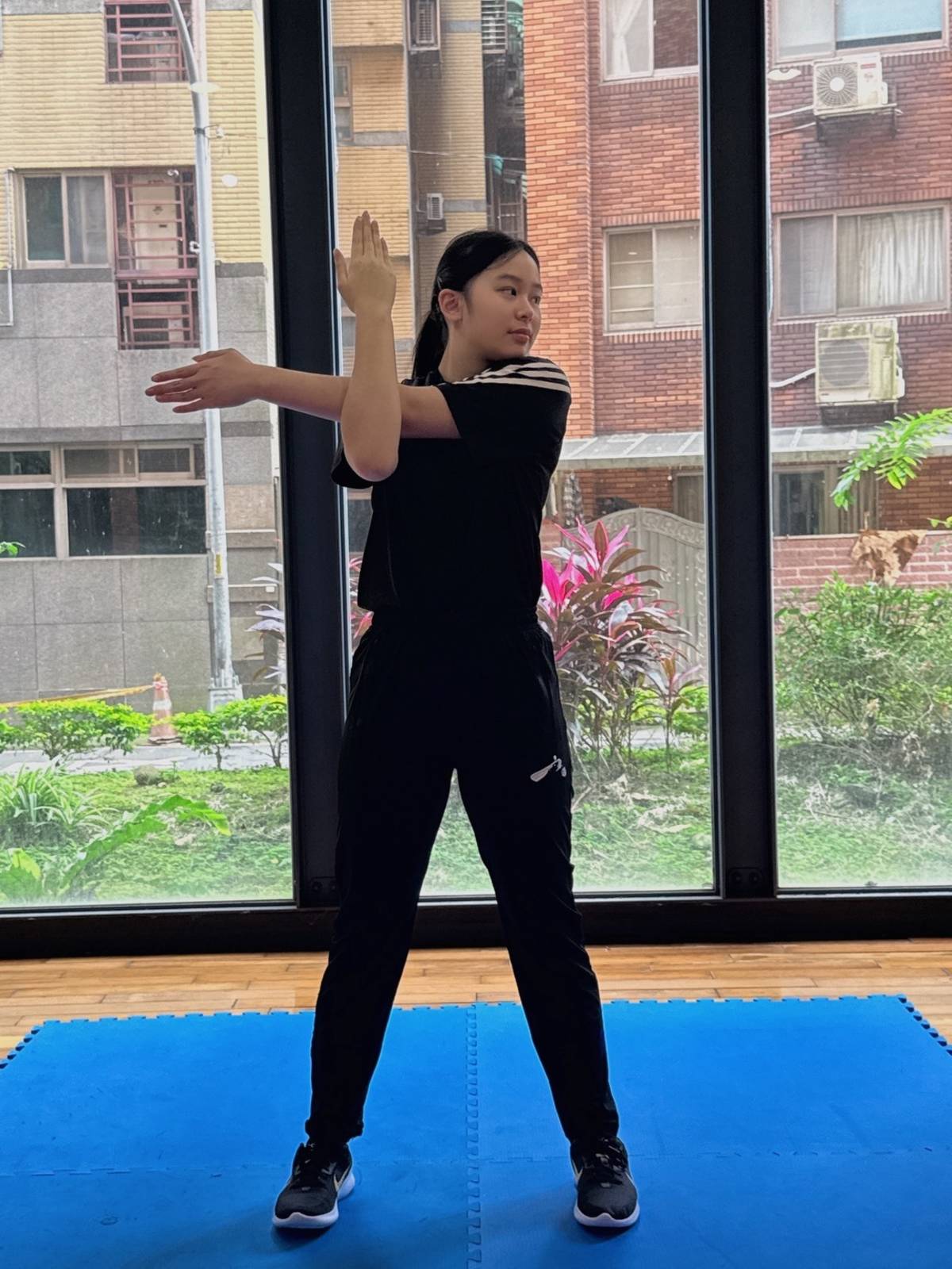 三站姿肩部伸展。(北市教育局提供)