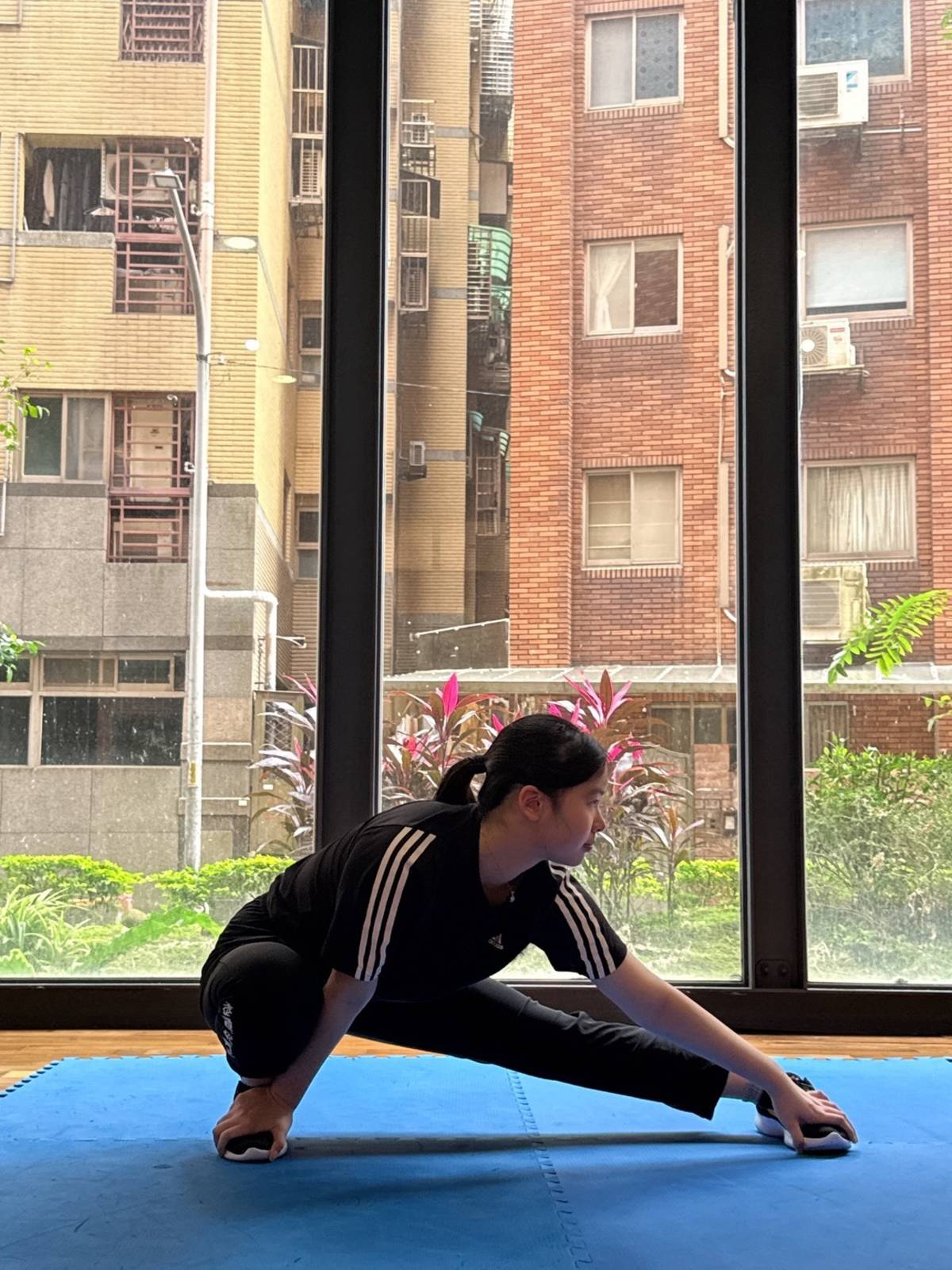 五側壓腿伸展。(北市教育局提供)