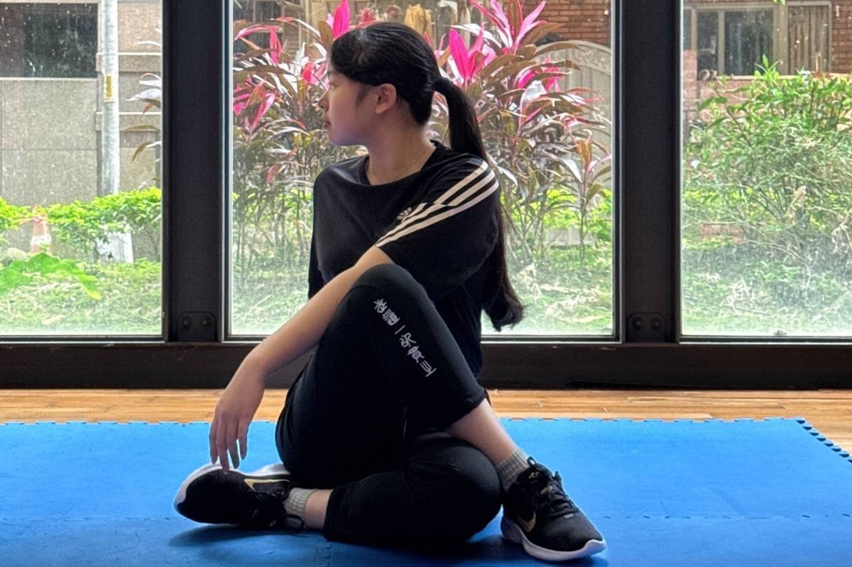 四坐姿脊椎旋轉伸展。(北市教育局提供)