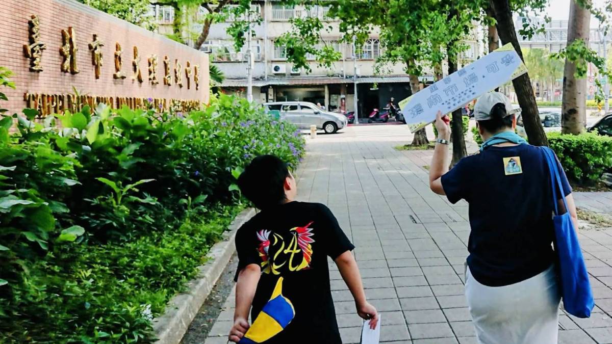 德君認為社區是沒有圍牆的校園，帶小朋友在日常生活裡，發現人與城市環境的精彩，創辦了萬華社區小學這個品牌(圖片由陳德君提供)