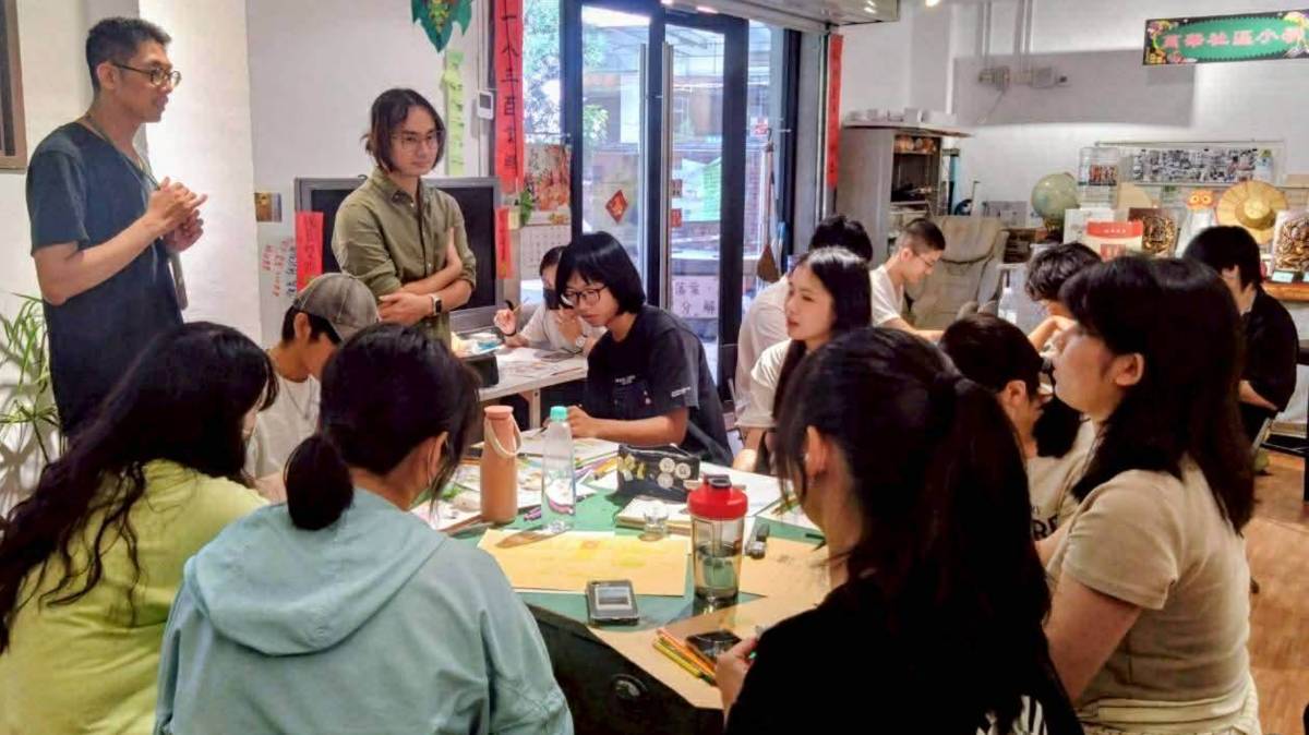 3000坪台北製糖所文化園區市定古蹟糖倉一隅，是萬華社區小學營運的社區共享空間，15坪小小的室內場地，擁抱戶外甘蔗、菜園、香草園與東南亞可食地景的大大綠意，及各年齡層學習體驗社區的創意和生命力(圖片由陳德君提供)