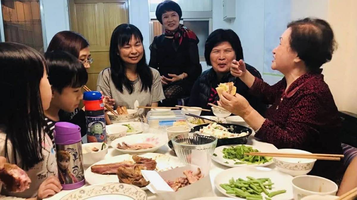 小學冰箱菜在惜食善用、生活喘息的觀念上，用餐桌串連笑聲，與世代、社會階層的交流(圖片由陳德君提供)
