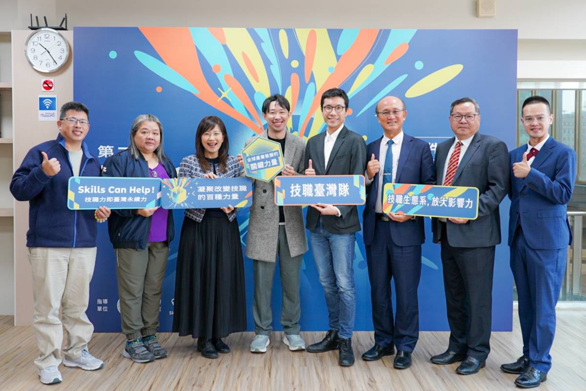 第二屆【技職力 100】徵件計劃即日起開跑，產官學界出席共同支持。（左起)第一屆得獎者江裕春老師、顏萍宜老師，蘇小真執行長，黃偉翔執行長，蔡秉欣科長，林騰蛟教授，林建佑總經理，蘇振昌講師