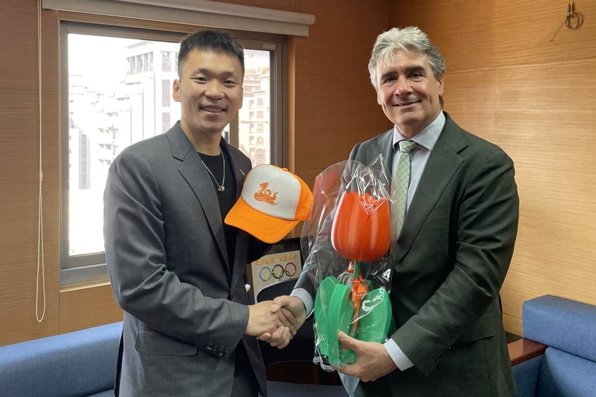 李洋部長和浦樂施代表會中分享運動文化與交流經驗，浦代表致贈3D列印的鬱金香智慧燈，展現荷蘭對永續與創新的重視。(運動部提供)