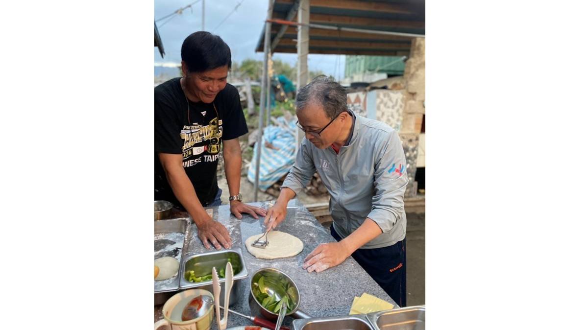 徒步環島第13天，從臺東長濱市區走到寧埔村，當晚應邀夜宿於好友老家農地。好友賢伉儷熱情接待，讓我第一次體驗動手做窯烤披薩的樂趣(圖片由吳林輝司長提供)