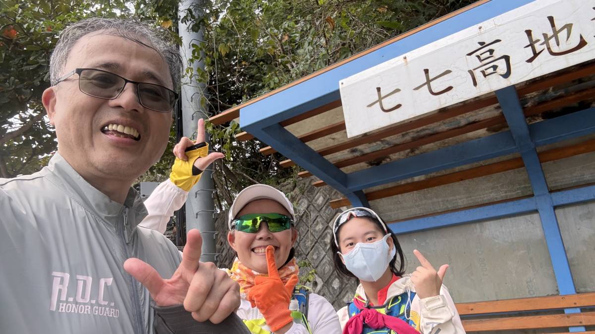 徒步環島第10天，好友帶女兒加入同行，從花蓮新城走到豐濱七七高地時合影。當天走到豐濱鄉水璉國小，完成單日步行距離43公里挑戰(圖片由吳林輝司長提供)