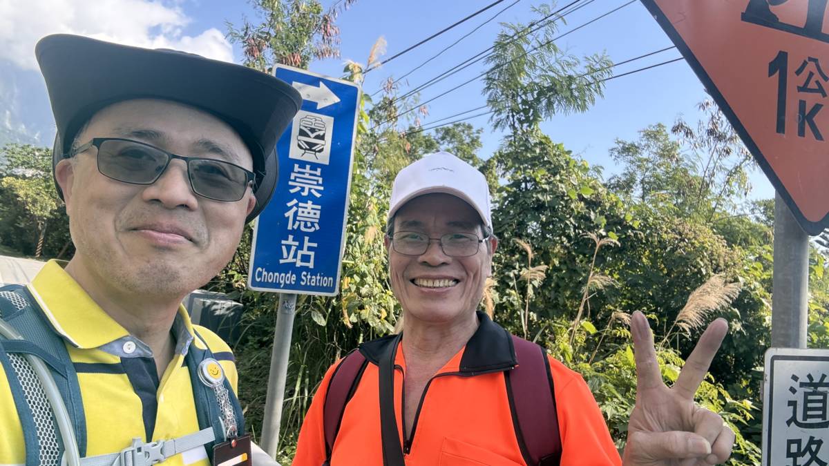 徒步環島第8天，好友南下花蓮會合，原計畫走舊蘇花(臺9丁線)欣賞美麗海岸線，到場後發現封閉，只好改道臺9縣，通過諸多隧道的步行挑戰(圖片由吳林輝司長提供)