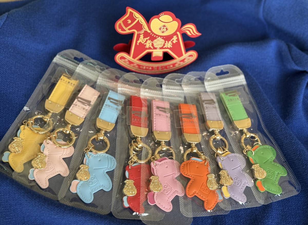 桃園市立圖書館推出賀年小物。(桃園市教育局提供)