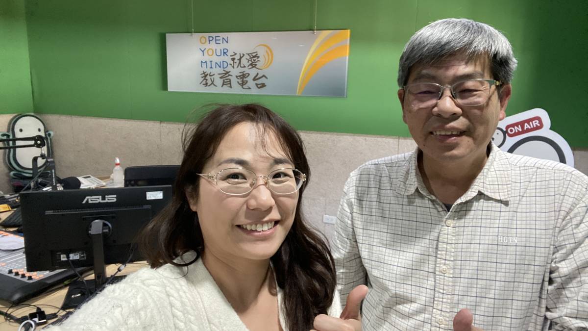 吳長錕執行長(右)因為喜歡賞鳥而投入保護高美濕地運動