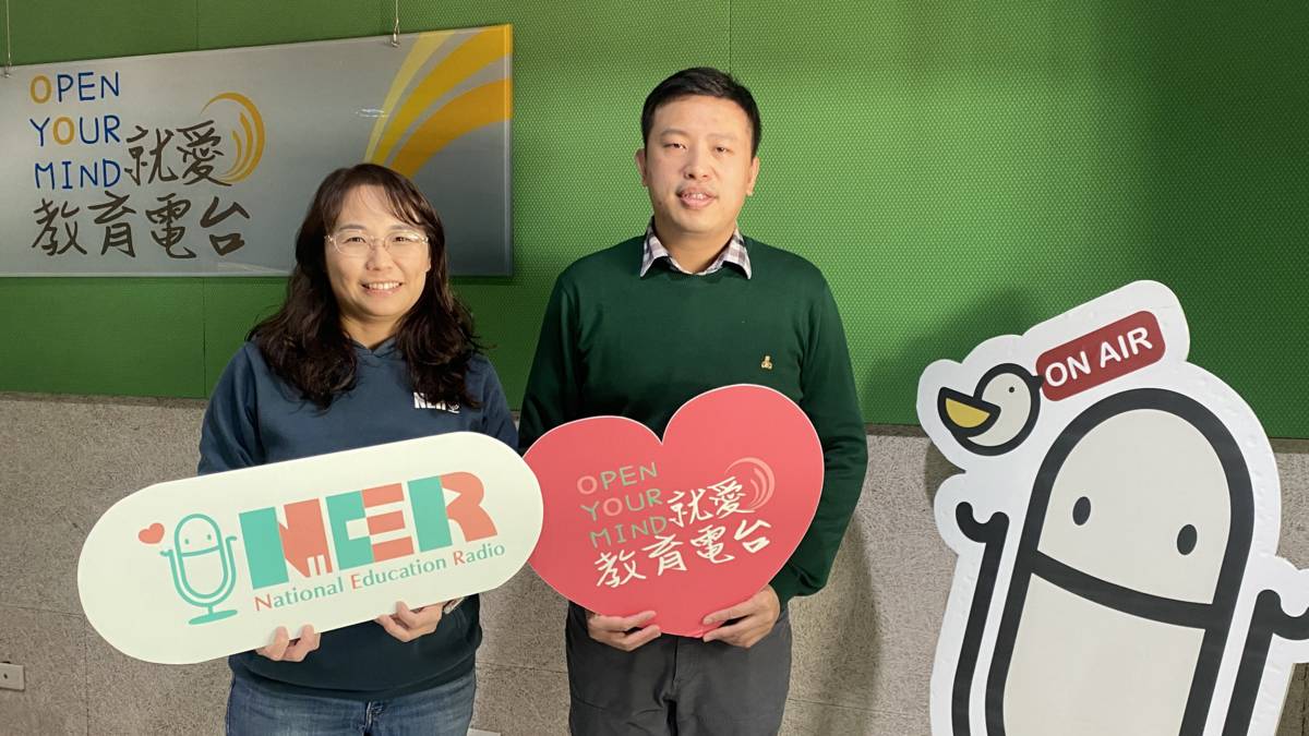 呂明川醫師(右)為大家介紹眼瞼下垂的成因和治療方式